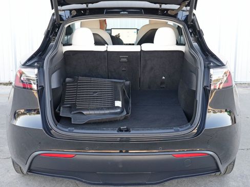 Used 2021 Tesla Model Y Long Range image 10