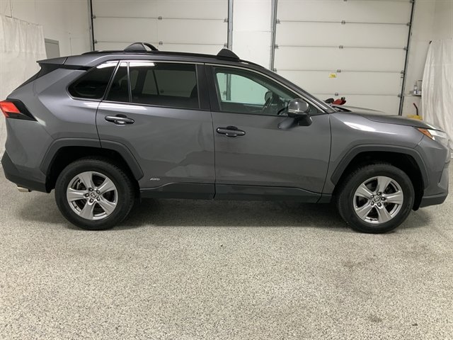 Used 2022 Toyota RAV4 XLE AWD/4WD image 3