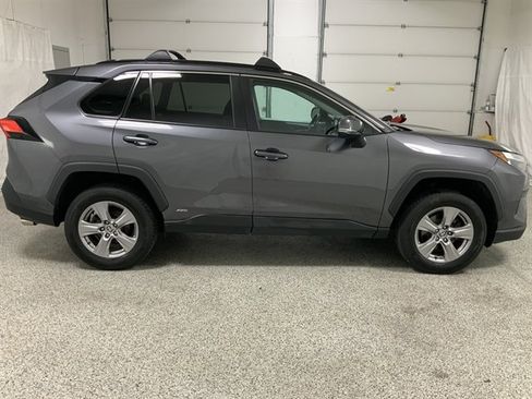 Used 2022 Toyota RAV4 XLE AWD/4WD image 3