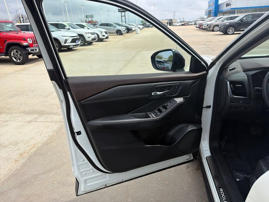 Used 2023 Nissan Rogue SL w/ SL Premium Package AWD/4WD image 12