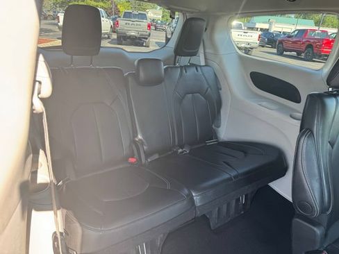 Certified 2024 Chrysler Pacifica Touring-L FWD image 16