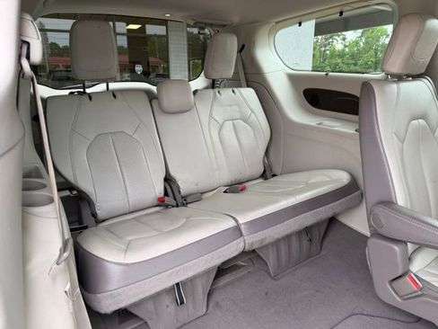 Used 2017 Chrysler Pacifica Touring-L Plus w/ Advanced Safetytec Group FWD image 16