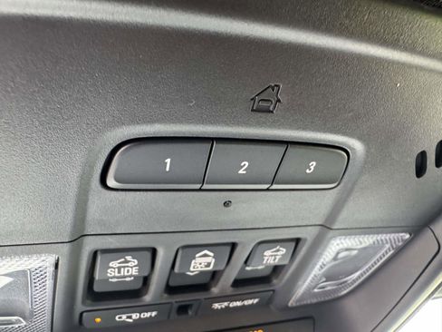 Used 2023 Chevrolet Traverse Premier image 28