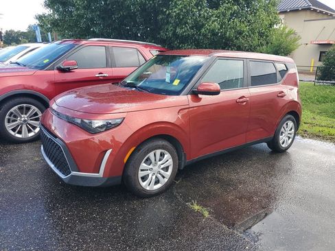 Used 2025 Kia Soul LX FWD image 2