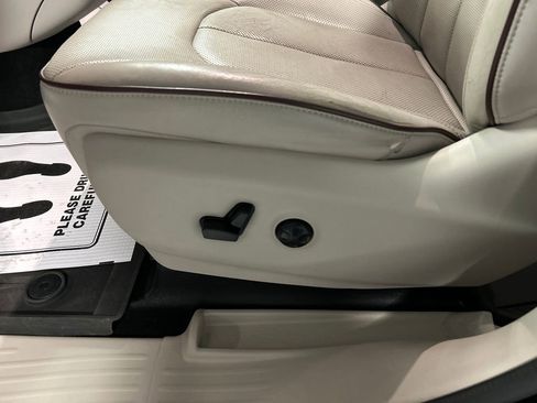 Used 2017 Chrysler Pacifica Limited FWD image 11