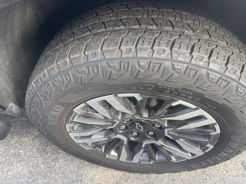 Certified 2025 Chevrolet Suburban Z71 w/ Comfort Package image 5