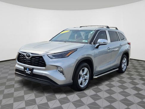 Used 2023 Toyota Highlander LE AWD/4WD image 2