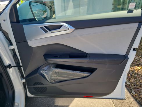 New 2025 Volkswagen Taos SE image 9