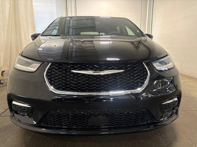 Used 2025 Chrysler Pacifica Select FWD image 2