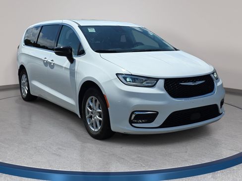 Certified 2024 Chrysler Pacifica Touring-L FWD image 3