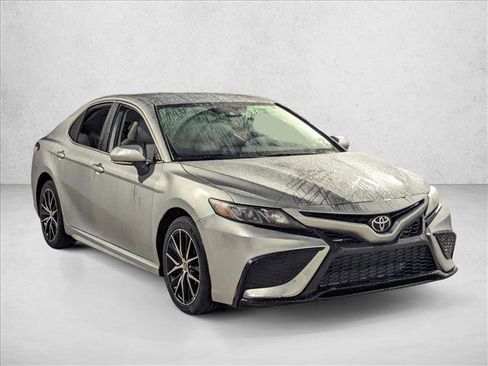 Used 2022 Toyota Camry SE image 3