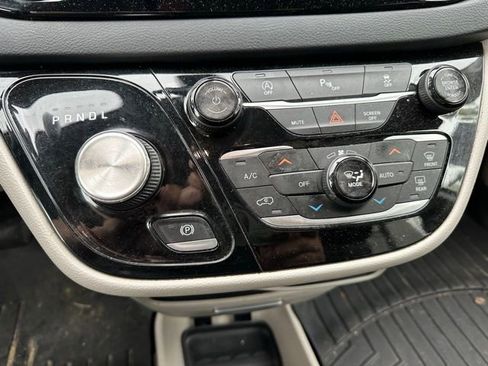 Used 2018 Chrysler Pacifica Touring-L w/ Tire & Wheel Group FWD image 14