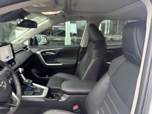 Used 2023 Toyota RAV4 XLE Premium image 4