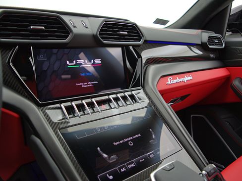 Used 2022 Lamborghini Urus AWD/4WD image 46