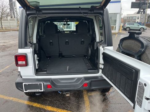 Used 2022 Jeep Wrangler Unlimited Sahara image 22