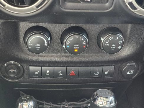 Used 2018 Jeep Wrangler Unlimited Sahara w/ Connectivity Group AWD/4WD image 20