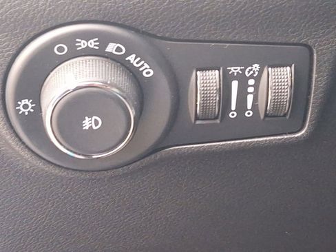 Used 2023 Jeep Compass Limited image 29