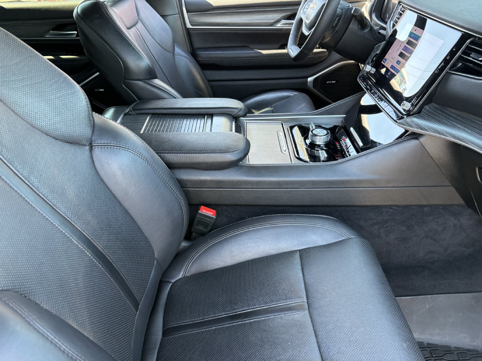 Used 2024 Jeep Wagoneer L Series III w/ Flexible Seating Group AWD/4WD image 13
