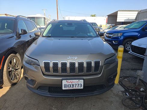 Used 2019 Jeep Cherokee Latitude w/ Popular Appearance Group image 2