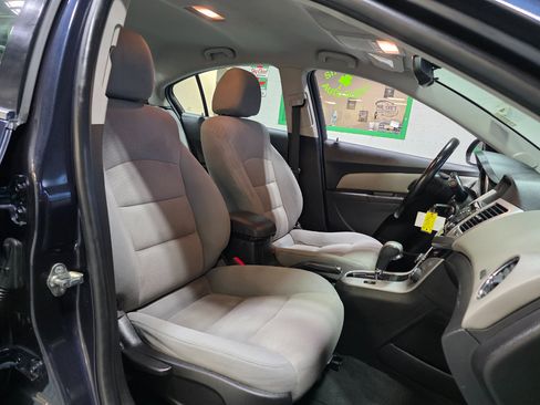 Used 2016 Chevrolet Cruze LT w/ Technology Package image 24