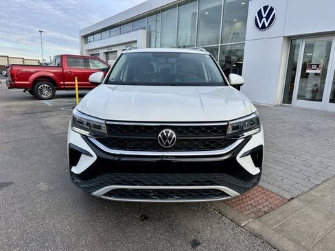 Used 2022 Volkswagen Taos SE image 2