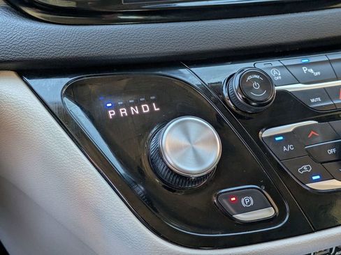 Used 2024 Chrysler Pacifica Touring-L image 18