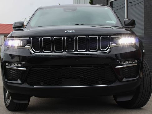 Used 2023 Jeep Grand Cherokee 4WD 4xe w/ Luxury Tech Group II image 2