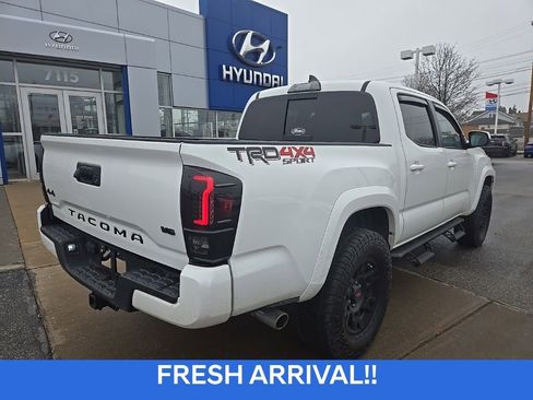 Used 2017 Toyota Tacoma TRD Sport image 4