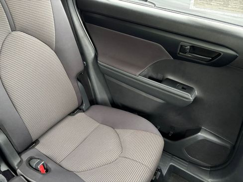 Used 2025 Toyota Highlander LE FWD image 39