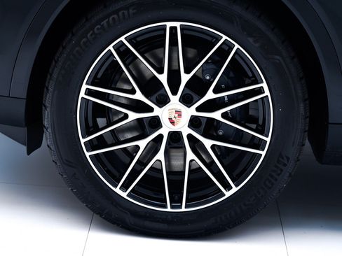 Certified 2026 Porsche Cayenne AWD/4WD image 12