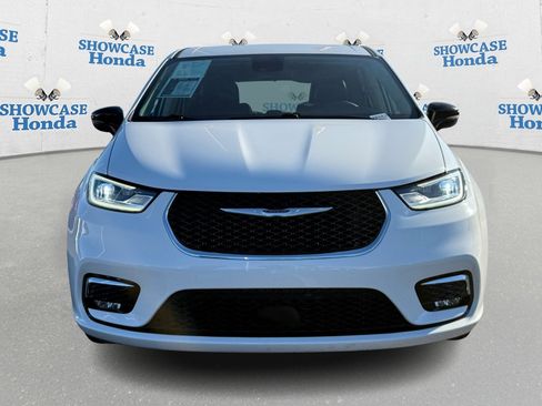 Used 2024 Chrysler Pacifica Select image 6