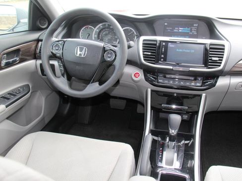 Used 2017 Honda Accord EX image 9