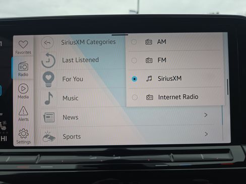 Used 2025 Volkswagen Atlas SE image 32