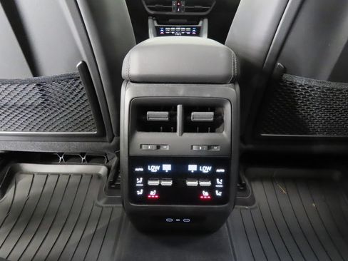 Certified 2025 Porsche Macan 4S Electric AWD/4WD image 33