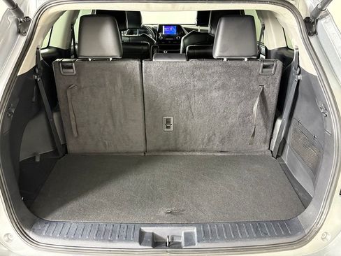 Used 2024 Toyota Highlander XLE FWD image 38