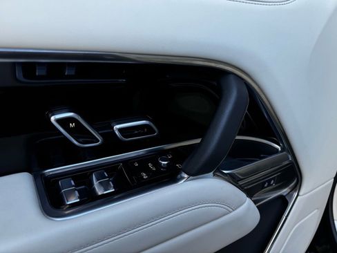 Used 2025 Land Rover Range Rover SE image 9