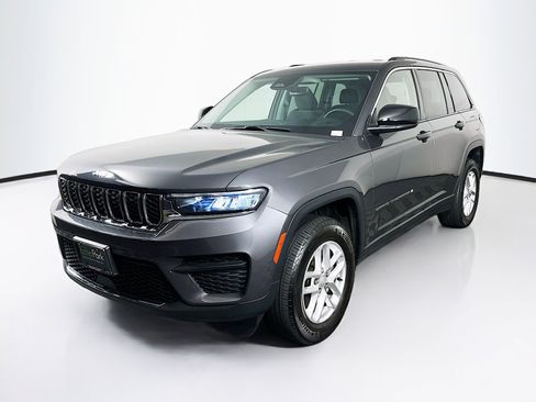 Used 2023 Jeep Grand Cherokee Laredo w/ Luxury Tech Group I AWD/4WD image 3