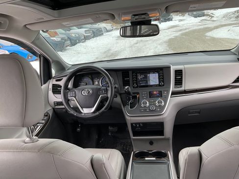 Used 2020 Toyota Sienna XLE w/ XLE Navigation Package image 22
