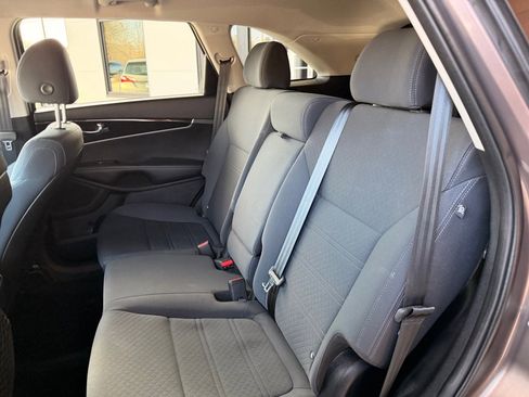 Used 2019 Kia Sorento L w/ LX Convenience Package image 11