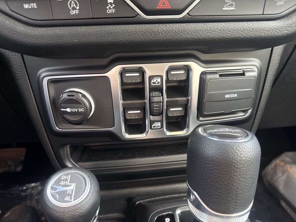 Used 2025 Jeep Gladiator Sport AWD/4WD image 34