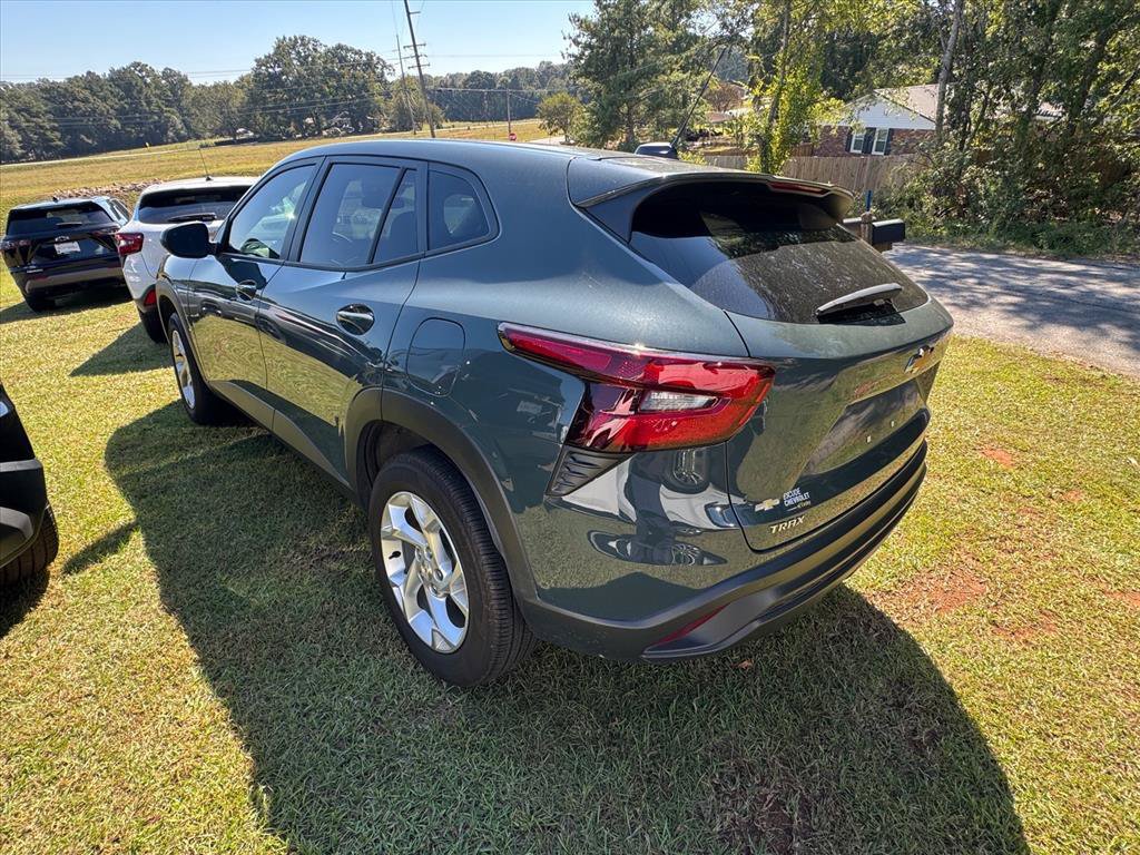 Used 2025 Chevrolet Trax LS w/ LS Convenience Package FWD image 7