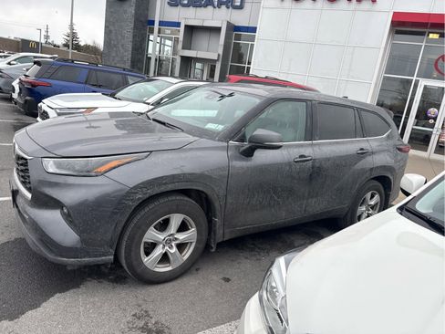 Used 2024 Toyota Highlander LE image 2