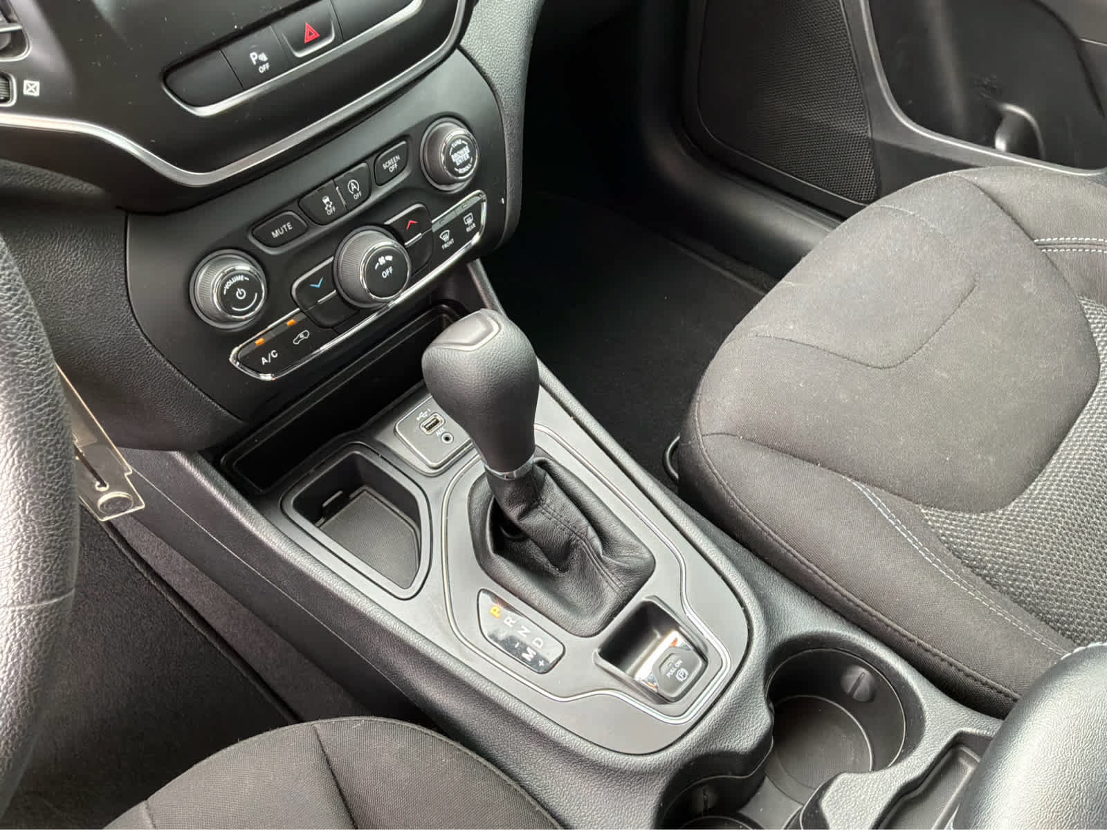 Used 2020 Jeep Cherokee Latitude FWD image 16