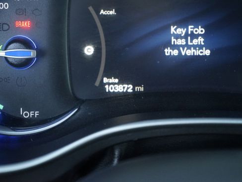 Used 2022 Chrysler Pacifica Touring-L w/ Uconnect Theater Family Group image 15