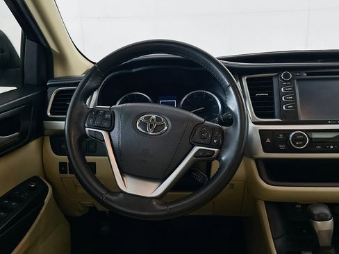 Used 2019 Toyota Highlander XLE image 18
