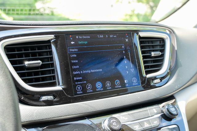 Used 2017 Chrysler Pacifica Touring FWD image 35