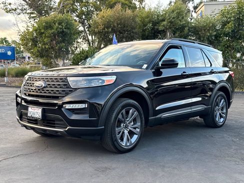 Used 2023 Ford Explorer XLT w/ Equipment Group 202A AWD/4WD image 4