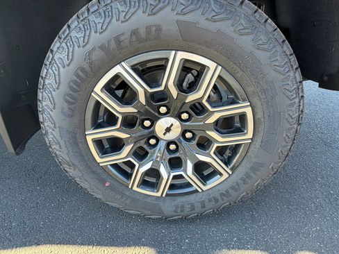 Used 2026 Chevrolet Colorado Z71 image 25