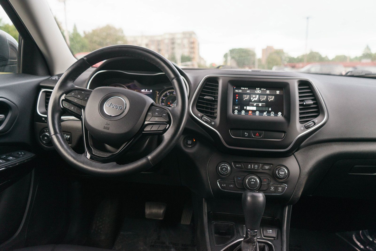 Used 2019 Jeep Cherokee Latitude Plus FWD image 12