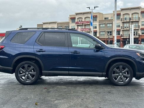 Certified 2025 Honda Pilot Sport image 3